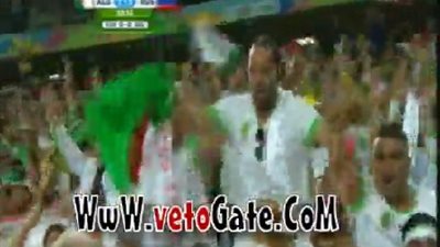 بالفيديو.. جمهور الجزائر يشعل الشماريخ في موقعة روسيا