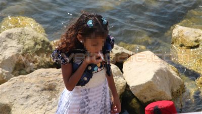 بالفيديو والصور.. تدخين السجائر «موضة» الأطفال احتفالا بالعيد