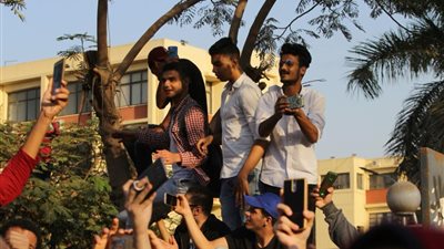 بالفيديو.. طلاب يتسلقون الأشجار لرؤية «شارموفرز» بجامعة عين شمس