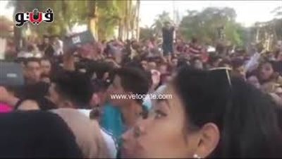 بالفيديو.. تدافع العشرات بحفل شارموفرز بجامعة عين شمس