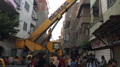 بالفيديو.. البدء في هدم المنزل المائل بالمنصورة
