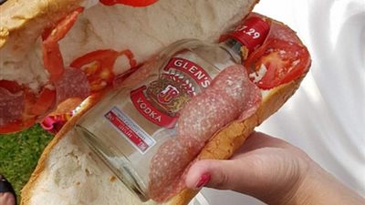 بالصور.. أغرب طرق النساء لتهريب الخمور إلى يوم السيدات