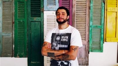 أحمد الفيشاوي يثير الجدل بصورته مع رجل يشبه والده