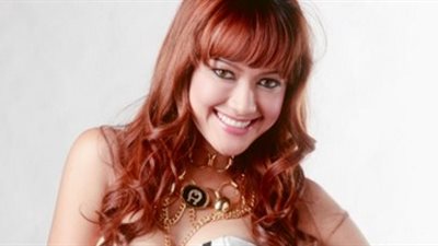 محبو الفنانة الإندونيسية جوليا بيريز يلقون نظرة الوداع الأخيرة عليها