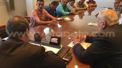 محافظ دمياط يلتقى أصحاب المزارع السمكية المتضررة من مشروع الإثاث