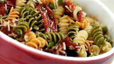 طريقة إعداد «مكرونة بيضاء بالزيتون الأخضر وفلفل الألوان»