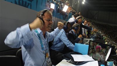 بالصور.. شاهد فرحة المعلق الجزائري حفيظ دراجي بتأهل الخضر لدور الـ16