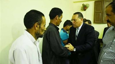 محافظ الشرقية يؤدي واجب العزاء لأسر شهيدات «جني القطن» (صور)