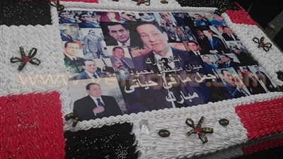 بالفيديو والصور.. مصر في نقابة الصحفيين وأبناء مبارك في المعادي العسكري.. أنصار الرئيس الأسبق يرفعون صوره ومعها باقات ورد.. ووصلة رقص بلدي أمام المستشفى.. ويلوح لهم بيده من الشرفة