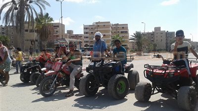 بالصور.. «الدراجات» تحمل الفرحة لأطفال العريش في الأضحى