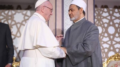 الإمام الأكبر يصل مطار أبو ظبي في زيارة تاريخية