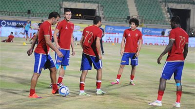 لاعبو الأهلي يبدءون الإحماء استعدادًا للقمة 112