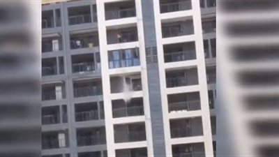 عمال يلقون مياها قذرة من ارتفاع 13 طابقا (فيديو)