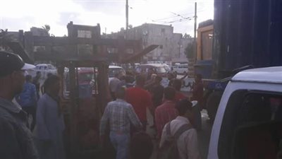 بالصور.. تعطل حركة المرور غرب الإسكندرية نتيجة سقوط كونتينر