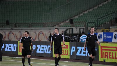 بالصور..طاقم حكام القمة يتفقد ملعب السويس