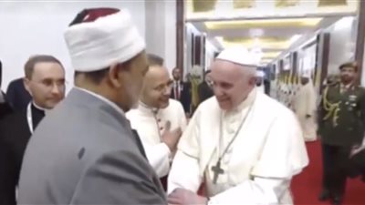 مراسم استقبال رسمية لشيخ الأزهر وبابا الفاتيكان بمطار أبوظبي (فيديو)