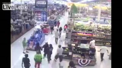 بالفيديو.. لقطات جديدة لهجوم عدد كبير من المراهقين على «سوبر ماركت»