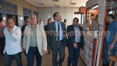 بالصور.. رئيس مترو الأنفاق في جولة تفقدية بمحطة شبرا الخيمة