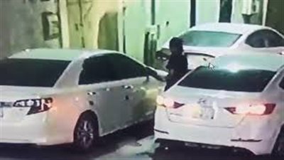 بالفيديو.. لص يسرق سيارة بطريقة غريبة في الرياض