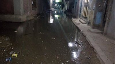 بالصور.. أهالي الخصوص يستغيثون من غرق الشوارع بمياه الصرف الصحي