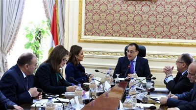 وزراء حكومة مدبولي يتبادلون التهاني في أول اجتماع