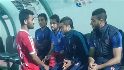 إسلام رشدي يصافح لاعبي الأهلي قبل انطلاق مباراة الحدود بالدوري