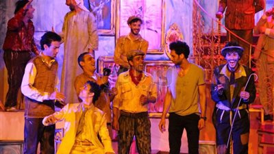 «بيت الأشباح» يواصل لياليه على المسرح العائم (صور)