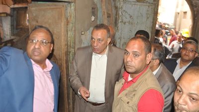 محافظ الجيزة يتفقد المنازل المتصدعة بسبب التنقيب عن الآثار بأوسيم