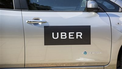 «أوبر» تدفع السائقين في بعض المدن لاستخدام السيارات الكهربائية