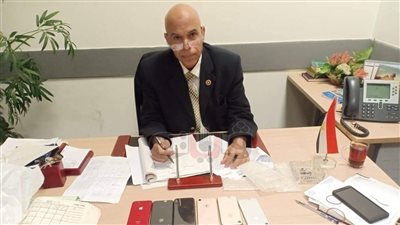 ضبط 13 تليفون محمول حول جسد راكب بمطار القاهرة (صور)