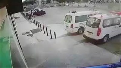 لحظة سرقة سيارة في وضح النهار بالرياض (فيديو)