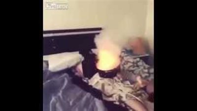 بالفيديو.. شاب ينفذ مقلبا مروعا في صديقه باستخدام الألعاب النارية