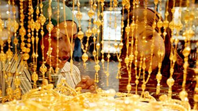 الذهب يرتفع بفعل تراجع الأسهم والدولار قبيل اجتماع مجلس الاحتياطي