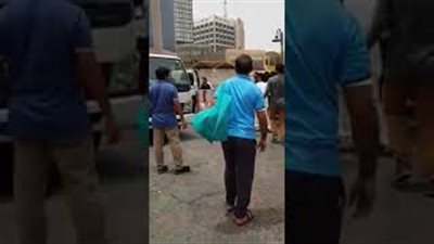 بالفيديو.. لحظة اعتداء سعودي على سوداني في جدة