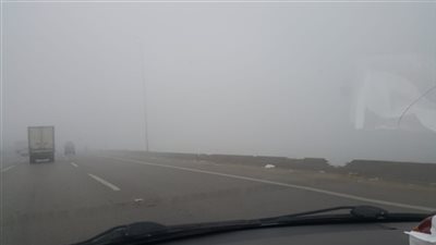 المرور تعيد فتح طريق العلمين الصحراوى بعد اختفاء الشبورة المائية