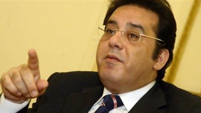 فضيحة على الهواء لـ«أيمن نور».. واعتصام العاملين بقناة الشرق