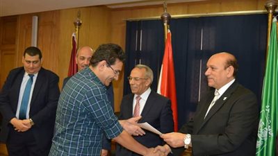 بالصور.. محافظ شمال سيناء ورئيس جامعة القاهرة يكرمان أطباء قصر العيني