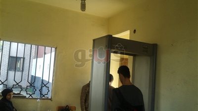 تفتيش أفراد فالكون لطلاب الأزهر قبل دخول الحرم الجامعي (صور)
