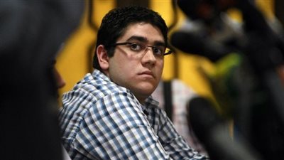 نجل مرسي يتسلم بدلة إعدام والده من إدارة السجن