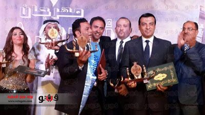 بالصور.. «دبى» تُكرم مُطربى «تسلم الأيادي»