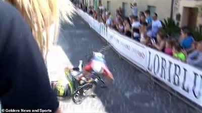 متسابقان يتدافعان قبل خط النهاية والنتيجة لا تصدق (فيديو وصور)