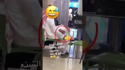 بالفيديو.. سعودي يعد «الرضعة» لطفله في مول يشعل الإنترنت