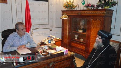 محافظ المنيا يلتقي الأنبا مكاريوس لمناقشة أوضاع الأقباط