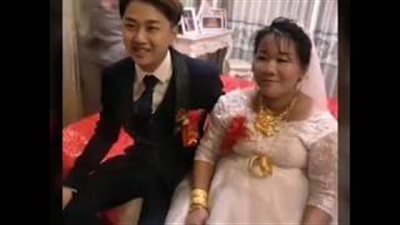 صينية تدفع 104 آلاف دولار لعائلة شاب للارتباط به (فيديو)