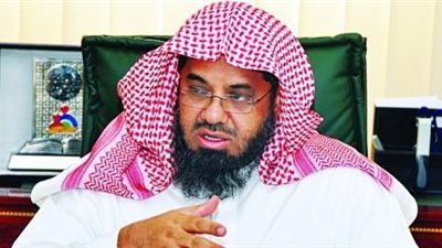 إمام الحرم المكي يطالب نساء المملكة بالتمرد على «ولاية الرجال»