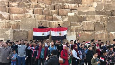 وزير الآثار يتفقد الأهرامات بصحبة مجموعة من أطفال الصم والبكم (صور)