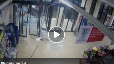لصوص يحطمون سوبر ماركت لسرقة ماكينة صراف آلي (فيديو)