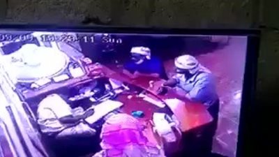 «العشاء الأخير».. لحظة وفاة يمني داخل مطعم في انتظار وجبة الطعام (فيديو)