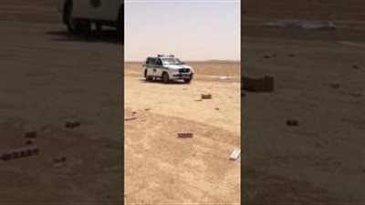 بالفيديو.. انقلاب سيارة سجائر على الطريق السريع بالسعودية