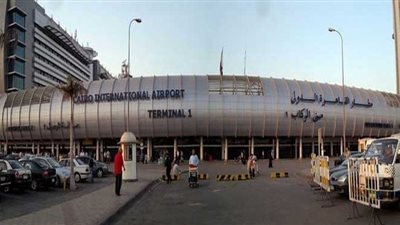 طوارئ بمطار القاهرة لاستقبال حالة مرضية ساءت صحتها فوق السحاب